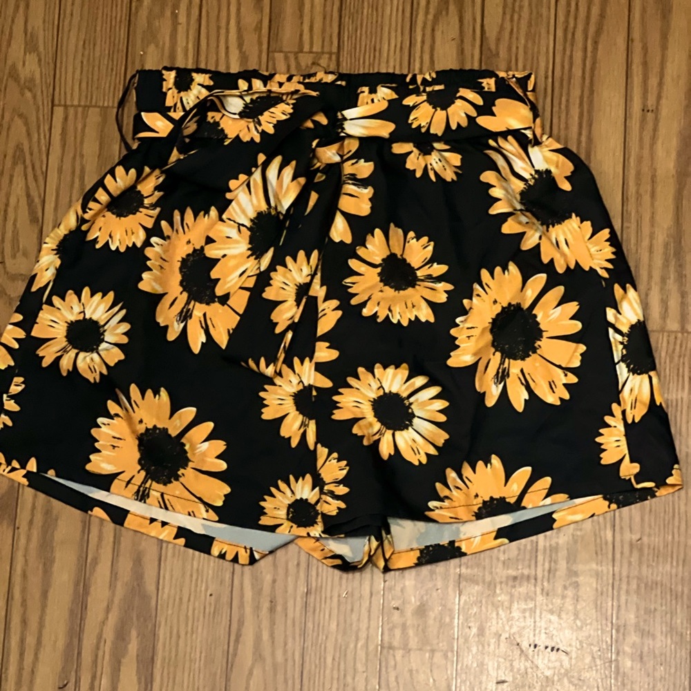 SHEIN BLACK SUNFLOWER PRINT SHORTS